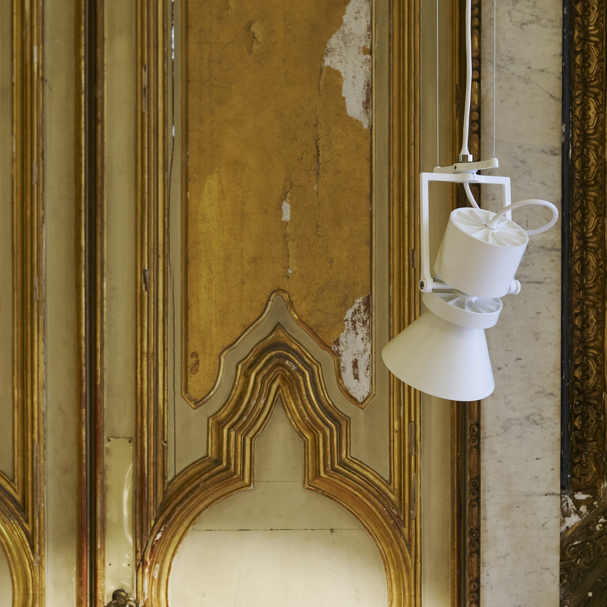 Le Perroquet - White